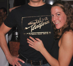 Met de Salsaplatform T-shirt hoor je er nog meer bij. Een kwaliteit shirt met gouden SalsaPlatform logo opdruk. Laat ziet dat ook jij van het Afro Latin cultuur houdt en deze wilt behouden en stimuleren. salsaplatform heren t-shirt zwart met gouden opdruk